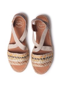 Espadrilky s tkaným přírodním jute a bavlněným svrchním materiálem v odstínech béžové a hnědé, se zkříženými řemínky a měkkou stélkou.