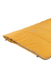 Gele slaapzak met een gestikt ontwerp, uitgerust met een ritssluiting en logo-opdruk. Zacht materiaal met een gladde textuur en gevulde isolatie.