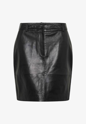 Mini-jupe en cuir noir avec passants de ceinture, coutures sur le panneau avant et une finition lisse et brillante.