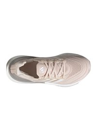 Scarpa sportiva rosa chiaro con tomaia in maglia testurizzata, design con lacci, colletto imbottito e suola bianca. Presenta tre strisce bianche.