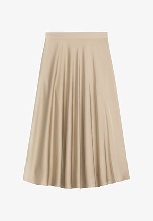 Beżowa spódnica midi z wysokim stanem, zwiewnymi plisami i małą metalową metką z logo na pasku w talii.