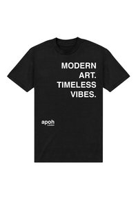 Černé bavlněné tričko s krátkými rukávy s výrazným bílým textem: "MODERNÍ UMĚNÍ. NADČASOVÉ VIBRACE." Logo značky v bílém na dolním levém rohu.