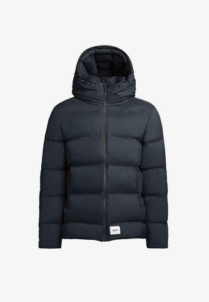 Navyblaue gepolsterte Jacke mit hohem Kragen, Reißverschluss und zwei Seiten Taschen; verfügt über ein Etikett an der Vorderseite. Glatte Stoffstruktur.