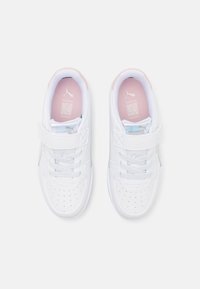 Witte sneakers met een glad leren en mesh bovenkant, ronde neus, vetersluiting en klittenbandsluiting. De binnenkant heeft roze accenten.