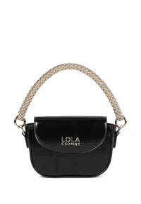 Piccola borsa nera realizzata in pelle verniciata testurizzata, con una patta curvata, accessori in oro e una tracolla decorativa a catena.