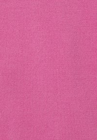 Tessuto lavorato a maglia di un vivace colore rosa, con una texture liscia e un fine motivo a costine, adatto per abbigliamento o accessori.