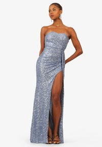 Trägerloses Abendkleid aus hellblauem Paillettenstoff, mit hohem Schlitz, gerafftem Taillendesign und fließender Silhouette.