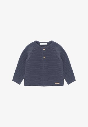 Cárdigan de punto en color marino con mangas raglán, dos botones de madera, patrones de punto texturizados y una pequeña etiqueta decorativa en el dobladillo.