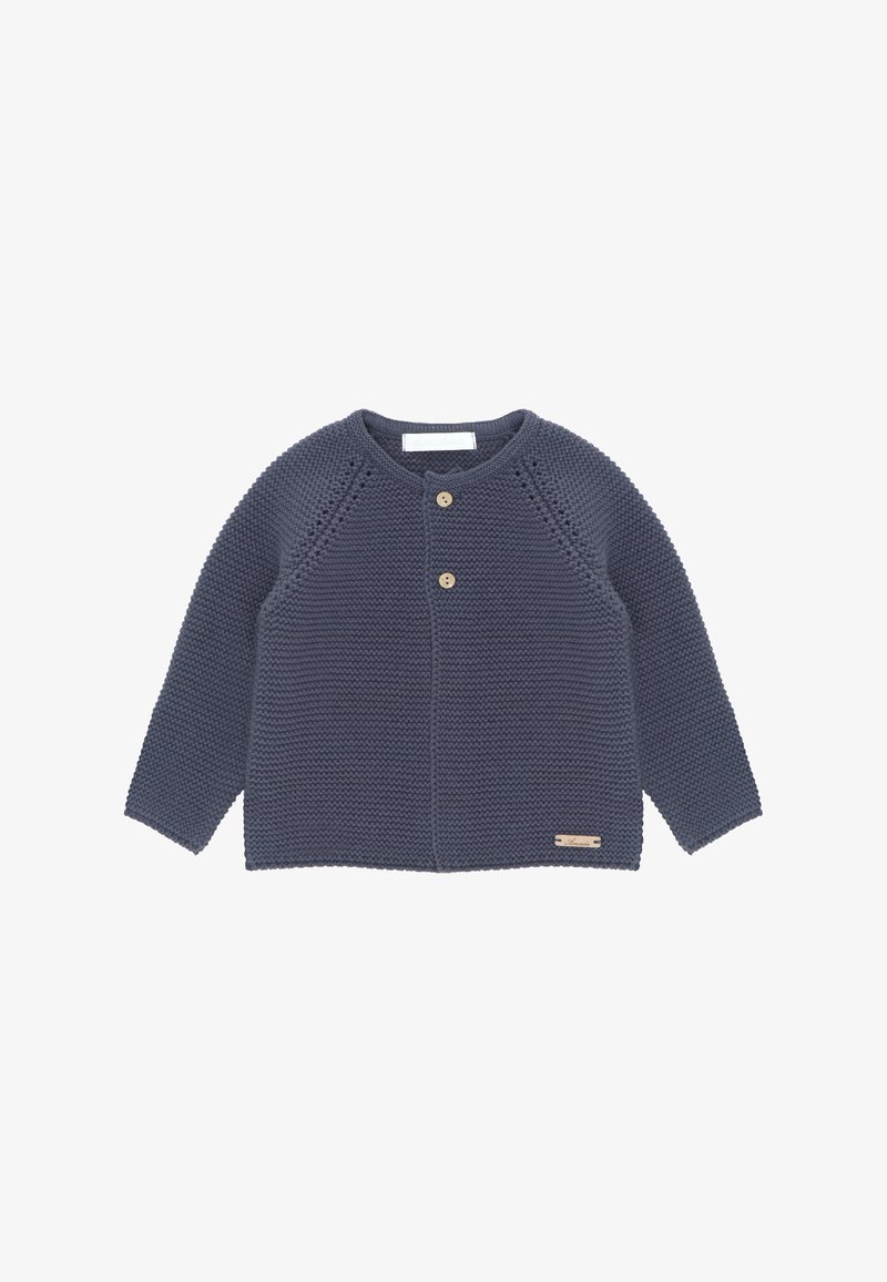 Cárdigan de punto en color marino con mangas raglán, dos botones de madera, patrones de punto texturizados y una pequeña etiqueta decorativa en el dobladillo.
