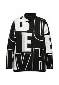 Maglione a collo alto in bianco e nero con grandi lettere in grassetto. Il materiale sembra maglione con una trama liscia e sottili dettagli perforati.
