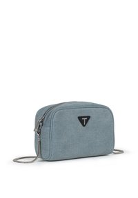 Niebieska torebka typu crossbody z prostokątnym kształtem, czarnym trójkątnym logo, srebrnym zamkiem błyskawicznym i metalowym paskiem w łańcuchu. Teksturowana wykończenie materiału.