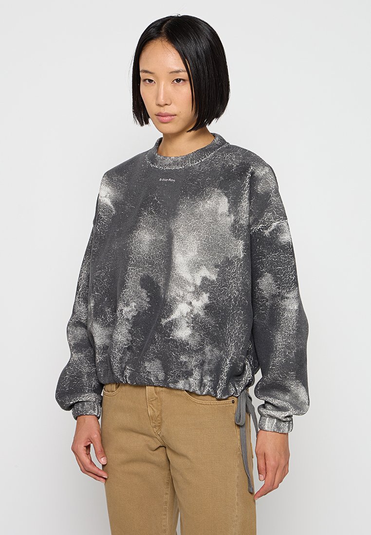 Grau pullovert mit einem strukturierten abstrakten Muster in hellgrau, geripptem Rundhalsausschnitt und elastischem Bund mit Kordelzug.