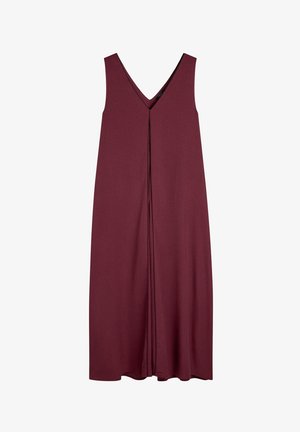 Bordowa sukienka bez rękawów z dekoltem w kształcie V i prostą sylwetką. Posiada centralny detal w postaci rozcięcia oraz miękką teksturę materiału.