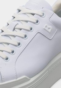 Λευκό δερμάτινο αθλητικό παπούτσι με λευκά κορδόνια, ανάγλυφο γράμμα "B" στο πλάι και την επωνυμία "BOGNER" στη χοντρή σόλα.