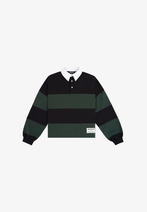 Polo shirt met lange mouwen met zwarte en donkergroene horizontale strepen, een witte kraag en een logo patch op de onderkant van de linkerkant.