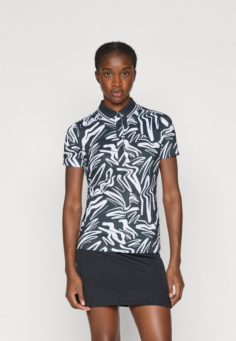 Polo preto e branco de manga curta com um padrão abstrato ondulado, com gola botão, feito de um material liso e elástico.