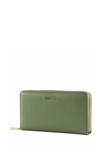 Portafoglio in pelle verde con finitura testurizzata, chiusura con zip e accentuazione del logo dorato. Caratterizzato da una forma rettangolare slim.