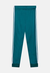 Pantalones deportivos teal con franjas laterales blancas, cinturilla elástica y puños acanalados; textura suave y diseño de pierna ajustada.