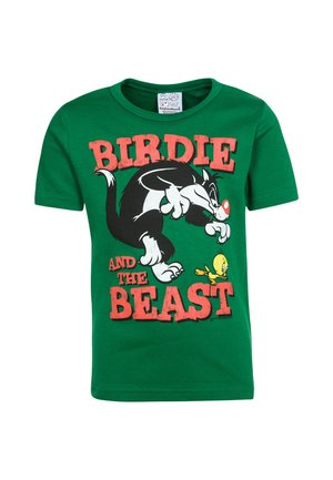Grünes Baumwoll-T-Shirt mit einem grafischen Druck eines Cartoon-Charakters und dem Text "BIRDIE AND THE BEAST" in Rot. Kurze Ärmel, Rundhalsausschnitt.
