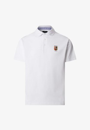 Bílá krátká polokošile s límečkem, třemi knoflíky a malým vyšitým znakem Hackett London Rowing Club na levé straně hrudi.