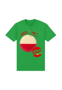 T-shirt in cotone verde con grafica di formaggio Babybel bianca e rossa e testo "UNISCITI ALLA BONTÀ" accompagnato da un'illustrazione di una mucca in stile cartone animato.