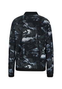 Zwarte bomberjack met een abstract grijs en wit verfpatroon, met ribbelkraag, boorden en onderrand. Glad, lichtgewicht materiaal.