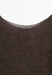 Donkerbruin gebreid shirt met een brede, afgeronde halslijn en een zachte, gestructureerde stof met een pluizig uiterlijk.