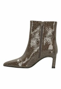 Botte de cheville brune brillante avec texture crocodile, bout pointu, fermeture éclair sur le côté et talon aiguille de hauteur moyenne, présentée en vue de profil.