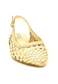 Scarpa piatta intrecciata di colore beige chiaro con design a slingback, punta affusolata e finitura testurizzata. Presenta una semplice fibbia per la regolazione.
