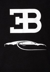 T-shirt nera con un grande logo bianco "EB" e una silhouette stilizzata di un'auto bianca sottostante, entrambi stampati su un tessuto di cotone testurizzato.