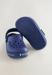 Tamno plave gumene klompe s ventilacijskim otvorima, mekanim unutarnjim oblogom i teksturiranim potplatom, s natpisom "BAKER" sa strane.
