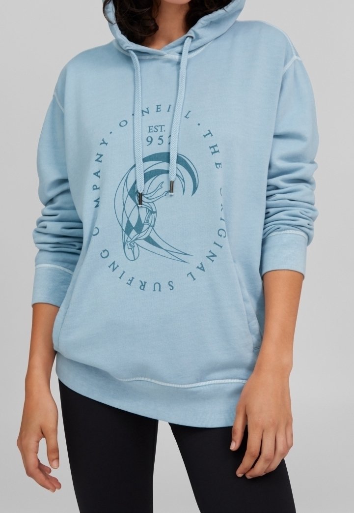 Sweat à capuche bleu clair en tissu doux. Présente un motif graphique en bleu sarcelle foncé, des cordons de serrage et des poignets côtelés. Coupe décontractée avec un ourlet incurvé.