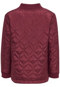 Burgundy quiltad jacka med diamantmönster, ribbad krage och mudd. Slät textur med en praktisk design för värme.