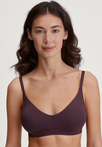Paarse draadloze bh met een naadloos, gevormd ontwerp. Het heeft verstelbare bandjes en een zachte, rekbare stof voor comfort.