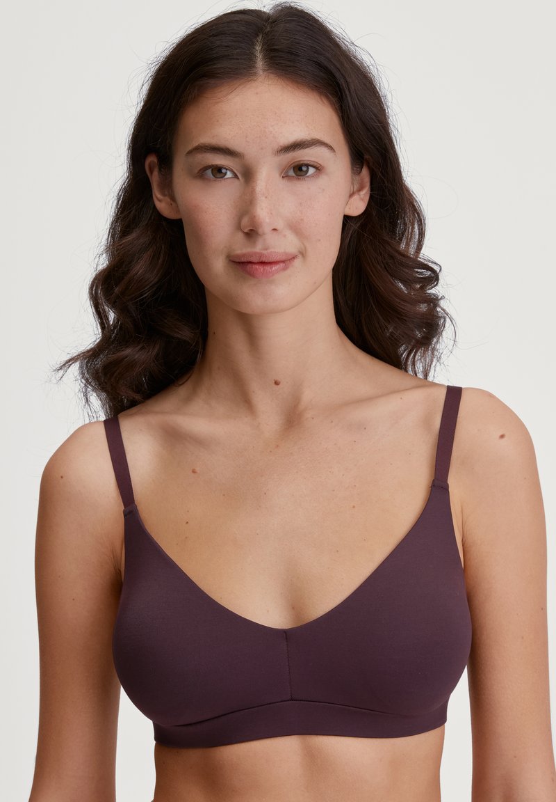 Paarse draadloze bh met een naadloos, gevormd ontwerp. Het heeft verstelbare bandjes en een zachte, rekbare stof voor comfort.