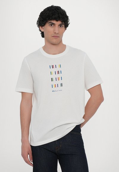 Lühikeste varrukatega valge puuvillane T-särk, millel on multicolor vertikaalne triibustik, mis on keskendatud rinna piirkonda, ja allosas "PS Paul Smith" logo.
