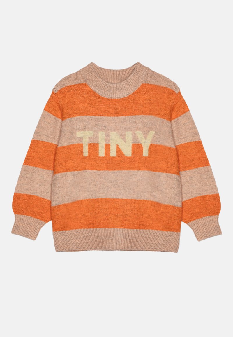 Svītrainā džemperī ir oranžā un bēšā krāsā, apaļa apkakle un vārds "TINY" krēmkrāsā priekšpusē. Adījuma tekstūra, brīva piegrieztne.