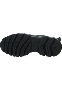 Semelle de chaussure en caoutchouc noir avec des rainures et des motifs profonds pour une bonne traction. Présente une marque sur la zone de l'arche. Fini lisse et conception robuste.