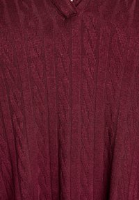 Maglione bordeaux a maglia con scollatura a V, caratterizzato da un motivo texturizzato di coste verticali e sottili disegni a trecce.