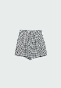 Pantalones cortos de cuadros en blanco y negro con un diseño plisado, la textura de la tela es suave, con una cintura sin herrajes visibles.