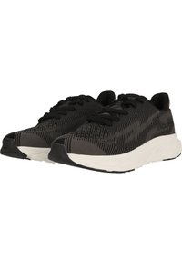 Zapatillas deportivas negras con una parte superior de malla texturada, que cuentan con una mediasuela blanca y una suela exterior de goma negra duradera. Cordones y marca visibles.