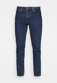 Vaqueros de mezclilla azul oscuro con corte recto, diseño de cinco bolsillos, trabillas para cinturón y costuras en contraste a lo largo de las costuras.