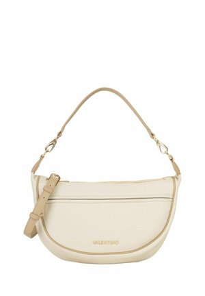 Sac à main en cuir beige avec une silhouette incurvée, une fermeture éclair dorée et une bandoulière amovible. Présente un logo embossé à l'avant.