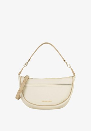 Sac à main en cuir beige avec une silhouette incurvée, une fermeture éclair dorée et une bandoulière amovible. Présente un logo embossé à l'avant.