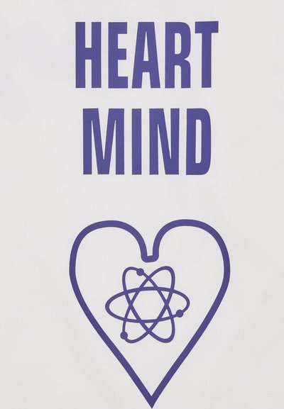 Texte « HEART MIND » au-dessus d’un contour de cœur contenant un symbole atomique, le tout en bleu sur fond blanc.