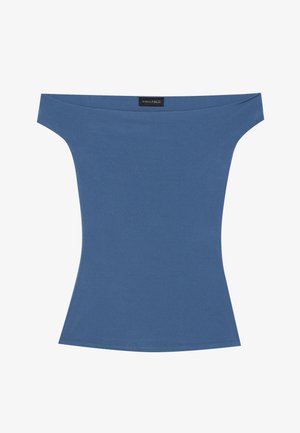 Õlavarrelt avatud bluus pehmes sinises kangas, sobiv disain lühikeste varrukatega ja sile tekstuur. Silt on nähtav kaeluses.