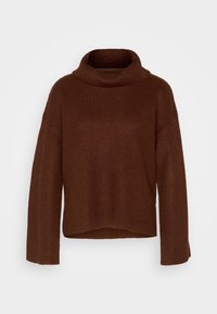 Jersey de punto marrón con cuello alto, de corte relajado, hombros caídos y textura de canalé. Largo corto y mangas anchas.
