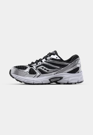 Schwarzer und silberner Laufschuh mit Mesh-Obermaterial, gepolstertem Schaft und strukturiertem Gummi-Boden. Verfügt über metallische Akzente und ein Logo an der Seite.