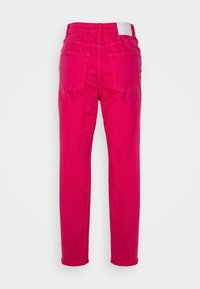 Calças de algodão cor-de-rosa com um design de perna reta, apresentando dois bolsos traseiros e um cós distintivo. Simples, de cor sólida, sem padrões.