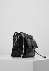 Borsa in pelle con motivo a serpente nero, dotata di tracolla a catena argentata, chiusura a zip e patta. Dettagli in metallo e superficie testurizzata visibili.